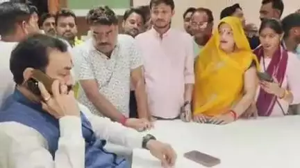 दतिया नगर: प्रदेश के पूर्व गृहमंत्री नरोत्तम मिश्रा ने सिविल लाइन स्थित अपने आवास पर आमजनों व BJP कार्यकर्ताओं से की मुलाक़ात