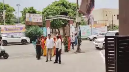 आज़मगढ़: अवांव के ग्रामीणों ने डीएम कार्यालय पहुंच करके सड़क समस्या को लेकर सौंपा ज्ञापन कहा हमें सड़क दिला दीजिए#jansamasya