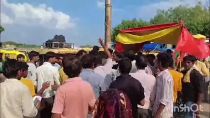 एटा: शिकोहाबाद रोड पर नंबर लगाने को लेकर ऑटो चालकों के बीच हुई जमकर मारपीट, LIVE वीडियो आया सामने