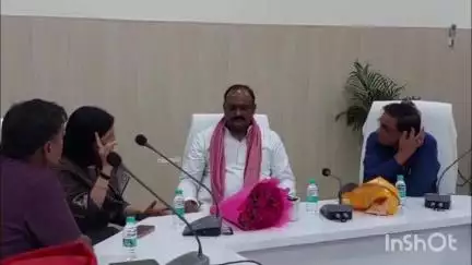 एटा: मारहरा रोड स्थित मेडिकल कॉलेज पहुंचे सपा सांसद देवेश शाक्य, प्रिंसिपल सहित अधिकारियों के साथ व्यवस्थाओं को लेकर की बैठक