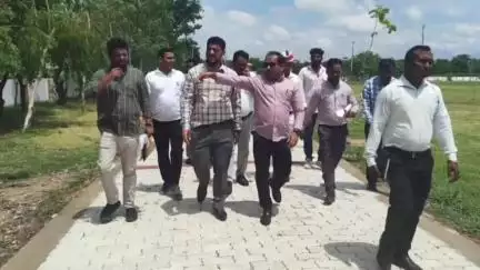 महाराजगंज: नगर विकास विभाग के सचिव अनुज कुमार झा ने धनेवा-धनेई स्थित स्टेडियम निर्माण कार्य का किया निरीक्षण