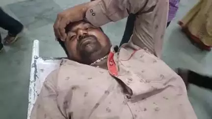छतरपुर नगर: किशनगढ़ के समीप सांप को देखकर गिरा बाइक सवार व्यक्ति, जिला अस्पताल में उपचार जारी
