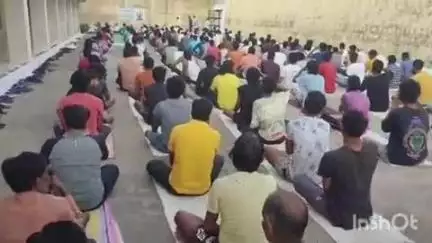 धमतरी: जिला जेल धमतरी में शिविर का आयोजन, जेल के अधिकारियों, कर्मचारियों और कैदियों ने किया योगाभ्यास