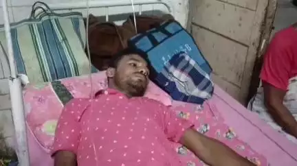 তুফানগঞ্জ ২: টাকোয়ামারি এলাকায় রাস্তায় দাঁড় করানো বাঁশ বোঝাই গাড়িতে ধাক্কা বাইকের, আহত বাইক চালক