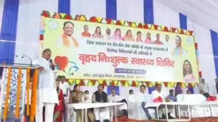 बलरामपुर: बलरामपुर के हाई स्कूल मैदान में किया गया निःशुल्क स्वास्थ्य शिविर का आयोजन, बड़ी संख्या में ग्रामीण हैं मौजूद