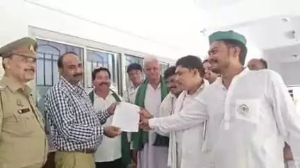 सासनी: तहसील सासनी क्षेत्र में विभिन्न समस्याओं को लेकर भारतीय किसान यूनियन के कार्यकर्ताओं ने DM कार्यालय में दिया ज्ञापन