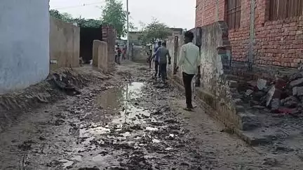 एटा: ग्राम पंचायत जिरसमी के गांव नगला मुही में कच्ची सड़कों पर कीचड़, सालों से नहीं हुआ रास्तों का निर्माण #jansamasya
