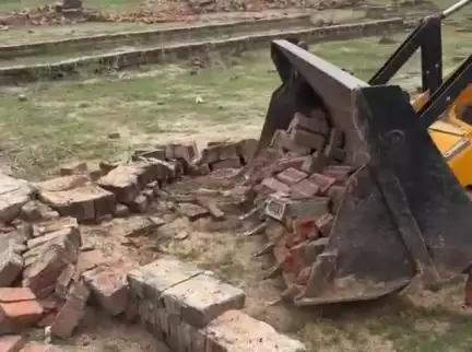 पिंड्रा: विकास प्राधिकरण ने मौजा फरीदपुर और संदहा में चलाया बुल्डोजर, अवैध प्लाटिंग करने वालों में हड़कंप