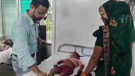 महोबा: बीला दक्षिण गांव में खेलते समय जहरीले सर्प के डसने से मासूम की बिगड़ी हालत, डॉक्टर ने हायर सेंटर किया रिफर