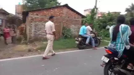 মথুরাপুর ২: স্পেশাল নাকা চেকিং চলাকালীন কয়েকটি হেলমেট বিহিন বাইক আরোহীর বিরুদ্ধে আইনানুগ ব্যবস্থা নিলেন রায়দিঘি থানার পুলিশ