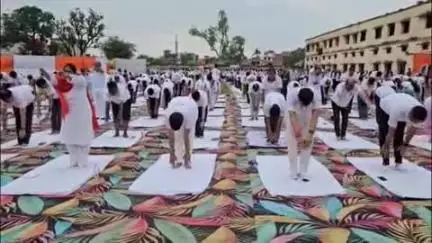 खलीलाबाद: 11वें अंतर्राष्ट्रीय योग दिवस पर हीरालाल इंटर कॉलेज में प्रभारी मंत्री विजय लक्ष्मी गौतम व जनपद के विधायकों ने किया योग