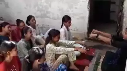 कन्नौज: योग दिवस पर आनंदी दास मोहल्ले में बालिकाओं को निशुल्क शिक्षण देने वाले समाजसेवी संस्थान हेल्पिंग हैंड ने कराया योग