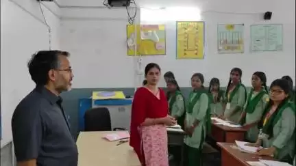 गिरिडीह: उपायुक्त रामनिवास यादव ने चैताडीह के कस्तूरबा गांधी बालिका विद्यालय का औचक निरीक्षण किया