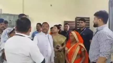 बलरामपुर: कृषि मंत्री रामविचार नेताम ने बलरामपुर में आयोजित मेगा हेल्थ कैंप का किया निरीक्षण