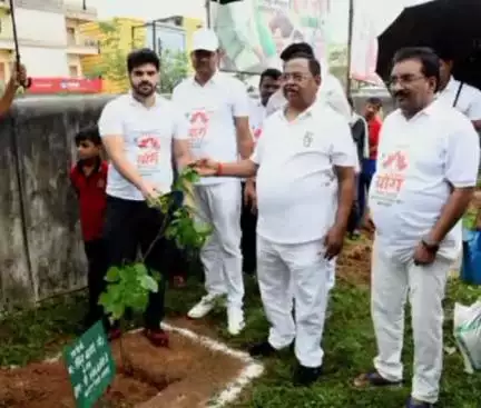 बलरामपुर: योग दिवस के मौके पर हाई स्कूल मैदान में कृषि मंत्री राम विचार नेताम ने लगाया पौधा, कलेक्टर एवं अन्य अधिकारी रहे मौजूद