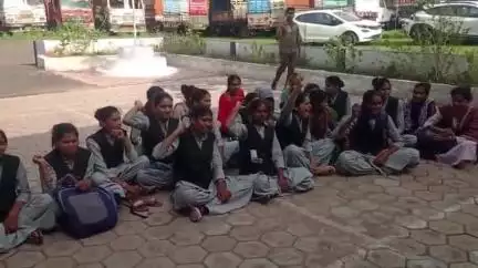 सेंधवा: सैंधवा में हक और भविष्य की मांग को लेकर सड़क पर उतरी बेटियाँ, थाना प्रभारी पर लगाए गंभीर आरोप