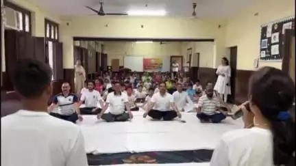 गगरेट: अम्बोटा में एएसपी और एसडीएम ने छात्रों के साथ किया योग