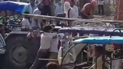 कोल: नीवरी मोड़ पर ट्रैक्टर ट्रॉली खड़ा करने को लेकर 2 पक्षों में मारपीट का वीडियो वायरल, पुलिस पर एकतरफा कार्रवाई का आरोप