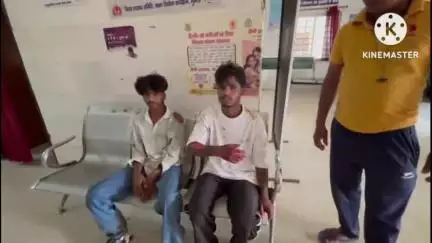 घाघरा: चपका गांव के पास पुल पर सड़क दुर्घटना, चार लोग घायल, प्राथमिक उपचार के बाद 2 गुमला रेफर
