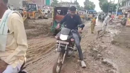 भिंड नगर: अटेर रोड रेलवे स्टेशन का मार्ग बना दलदल, लोग परेशान