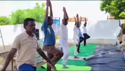 బోయిన్‌పల్లి: మండల కేంద్రంలో విద్యార్థినీ విద్యార్థులతో కలిసి అంతర్జాతీయ యోగా దినోత్సవం నిర్వహించిన పోలీస్ సిబ్బంది