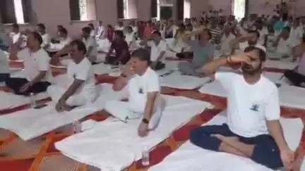 ज्ञानपुर: भदोही सांसद की जींस पहनकर योग करते हुए तस्वीर वायरल, सोशल मीडिया पर उठे सवाल