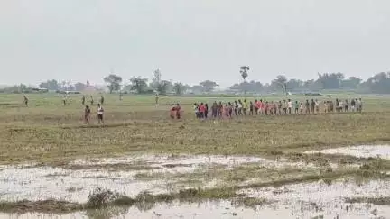 চন্দ্রকোনা ২: আত্মীয়ের বাড়ি থেকে ফেরার পথে বন্যার জলে তলিয়ে যাওয়া  ব্যক্তির দেহ উদ্ধার কৃষিজমি থেকে