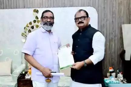 मेराल: ओखरगाड़ा को प्रखंड बनाने की कवायद तेज, पूर्व मंत्री मिथिलेश ठाकुर ने मुख्यमंत्री को सौंपा ज्ञापन