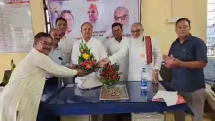 मलकापूर: कृषी उत्पन्न बाजार समिती येथे आमदार चैनसुख संचेती यांच्या हस्ते जिल्हाध्यक्ष गणेश चौकसे व सभापती संजय काजळे यांचा सत्कार