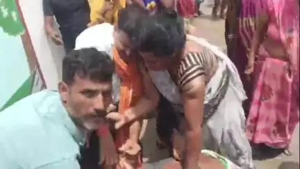 मंझनपुर: जजौली में राशन घटतौली की शिकायत पर भड़की खुन्नस, महिलाओं से हुई मारपीट का वीडियो वायरल