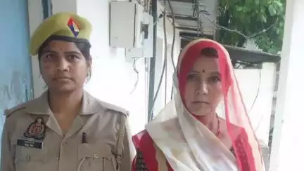 कर्वी: थाना पहाड़ी पुलिस टीम ने कुल्हाड़ी से हत्या करने वाली वांछित सह-अभियुक्ता को किया गिरफ्तार