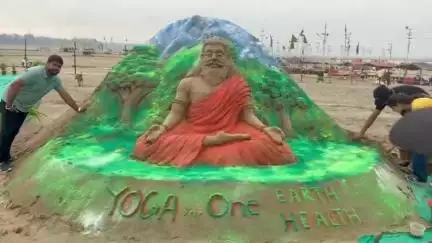 परेड मैदान में अंतर्राष्ट्रीय योग दिवस पर योग मुद्रा में बैठे ऋषि के रूप में बनाया गया आर्ट, दिया गया संदेश