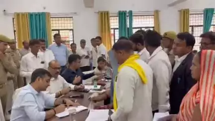 जिलाधिकारी ने राजातालाब तहसील पर जनसुनवाई की, 230 समस्याओं में से 8 का मौके पर निस्तारण किया