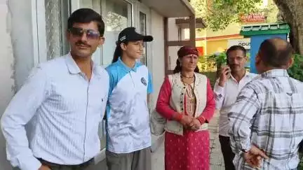 नाहन: माउंट एवरेस्ट फतह करने के बाद पहली बार गृह जिला सिरमौर पहुंची कृतिका शर्मा, नाहन में हुआ भव्य स्वागत