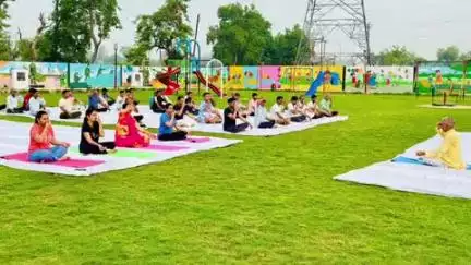 बुलंदशहर: ट्रांसपोर्ट नगर स्थित ग्रीन बेल्ट में विकास प्राधिकरण ने अंतर्राष्ट्रीय योग दिवस बड़े उत्साह और उमंग के साथ मनाया