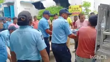 মানিকচক: মৃত সিভিক ভলান্টিয়ার এর দেহ মানিকচক থানায় শেষ শ্রদ্ধা জ্ঞাপন করল পুলিশ কর্তারা
