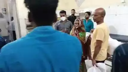सीतापुर: रिछाई के पास तेज रफ्तार फोर व्हीलर ने एक मोटरसाइकिल को मारी जोरदार टक्कर, दो लोग हुए घायल