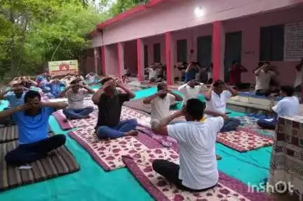 बड़ौदा: हायर सेकेंडरी स्कूल बड़ौदा में योग शिविर का आयोजन, योग शिक्षक सम्मानित