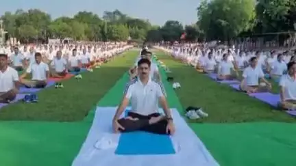 पीलीभीत: पुलिस लाइन में पुलिस अधीक्षक की अध्यक्षता में आयोजित हुआ योग दिवस का कार्यक्रम, तमाम पुलिस कर्मियों ने किया योग अभ्यास