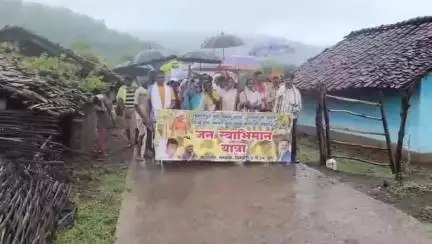 मंडला: रामनगर पहुंची जन स्वाभिमान यात्रा का शिवसेना ने किया स्वागत, ग्रामीणों ने बताई अपनी समस्याएँ