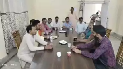 पीलीभीत: नगर पालिका परिषद पीलीभीत के सभासदों ने पीडब्ल्यूडी गेस्ट हाउस पहुंचकर कमिश्नर से नगर पालिका की शिकायत की