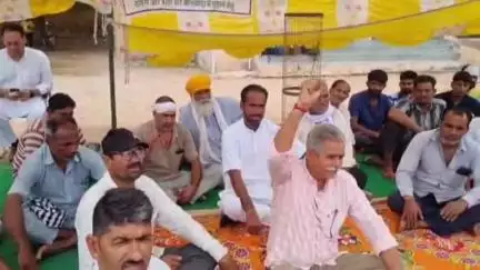 नागौर: जप्त ट्रकों व बैलों को छोड़ने की मांग को लेकर नागौर में चौथे दिन भी धरना जारी, बढ़ रहा आक्रोश