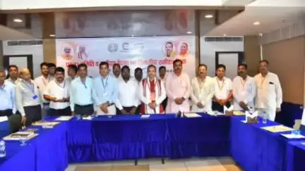 शाहजहांपुर: उत्तर प्रदेश के सहकारिता मंत्री ने जिला सहकारी बैंक की प्रबंध समिति और विकास कार्यों की समीक्षा कर दिए दिशा निर्देश