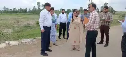 पीलीभीत: जिलेभर में बाढ़ से क्षतिग्रस्त सड़कों की स्थिति को कमिश्नर ने देखा, बदहाल स्थिति देखकर नाराजगी व्यक्त की