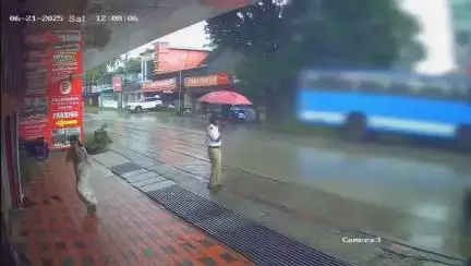 തൃശൂർ: ചൊവ്വൂർ അഞ്ചാം കല്ലിൽ ബസ് കാത്തിരിപ്പ് കേന്ദ്രത്തിലേക്ക് ബസ് ഇടിച്ച് കയറി മൂന്നു പേർക്ക് പരിക്ക്