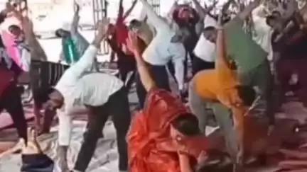सैलाना: मंडी परिसर में आयोजित कार्यक्रम में प्रधानमंत्री और मुख्यमंत्री का योग पर आकाशवाणी के माध्यम से उद्बोधन सुनाया गया