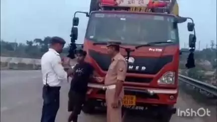 कासगंज: जिले में यातायात पुलिस ने चलाया विशेष वाहन चेकिंग अभियान, एक वाहन किया ज़ब्त, 162 के काटे चालान