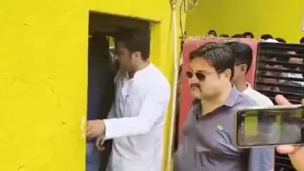 सीतापुर: जिला कारागार में बंद आजम खान से मुलाकात करने पहुंचे बेटे अब्दुल्ला आजम, मुलाकात के बाद बताया पिता बीमार हैं