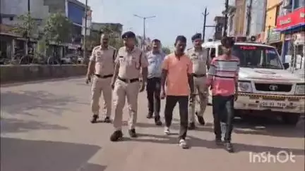 धमधा: नंदिनी रोड पर अंग्रेजी शराब भट्टी के सामने धारदार तलवार लेकर लोगों को डराने वाले 2 आरोपियों को गिरफ्तार