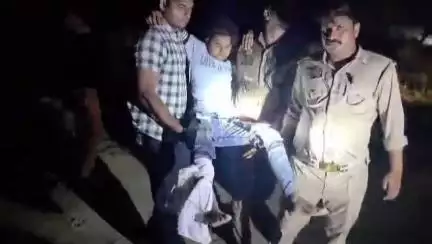 खागा: किशनपुर पुलिस ने सरौली गांव में किशोर को अगवाकर कुकर्म करने के आरोपी को मुठभेड़ में पैर में गोली मारकर किया गिरफ्तार
